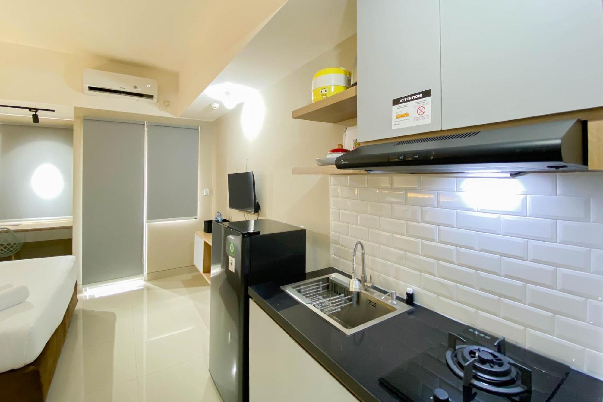 Apartemen Homey And Well Furnished Gateway Park Lrt By Travelio Bekasi